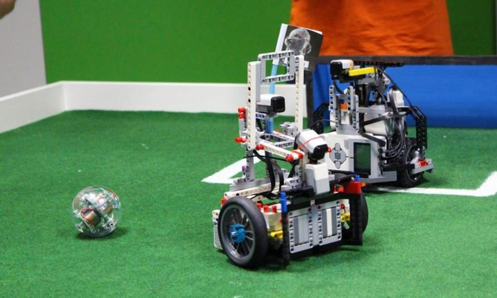 FUTBOL KATEGORİSİ Takımlar tasarladıkları ve programladıkları 2 robotu kullanarak, karşı takımın 2 robotuna karşı kızılötesi bir topla
