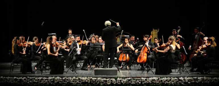 Şef Gürer Aykal yönetimindeki İstanbul Sinfonietta nın sahne alacağı konserde, seçici kurul tarafından belirlenen 5GÜNEŞ, ABOB23, GEGUK1, ZAMBAK ve ABAYOS rumuzlu eserler icra edilecek ve