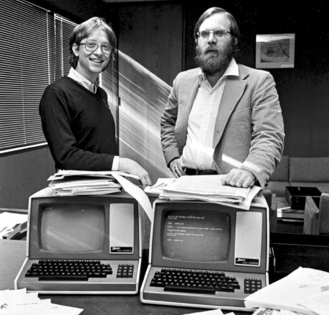 BİLİŞİM TEKNOLOJİLERİNİN GELİŞİMİNE ÖNCÜLÜK EDEN KİŞİLER Bill Gates (Microsoft un Kurucusu) Seattle/Washington'da avukat bir babayla öğretmen bir annenin oğlu olarak dünyaya gelen Gates, henüz on iki