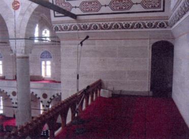 Kara Ahmet Paşa Camisi (1554-1571) ve Rüstem Paşa Camisi (1562) incelenmiştir. 2.2.2.1. Kara Ahmet Paşa Camisi (1554-1571) Fatih semtinde yer alan Kara Ahmet Paşa Cami de kuzey, doğu-batı duvarı üzerinde mahfiller yer almaktadır.