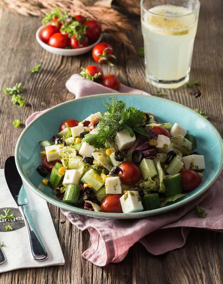 mısır, fesleğenli vinegret sos Kuzu Kulağı Salata Roka yaprakları, ezine peynir, taze mevsim meyveleri, kuru meyveler, soya filizi, kurutulmuş domates, ballı