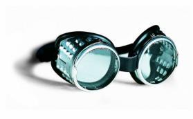 Fincan Tipli Muhafazalı Gözlükler: Gözlük camının herhangi bir nedenle kırılmasıyla, parçaların göze batmasını