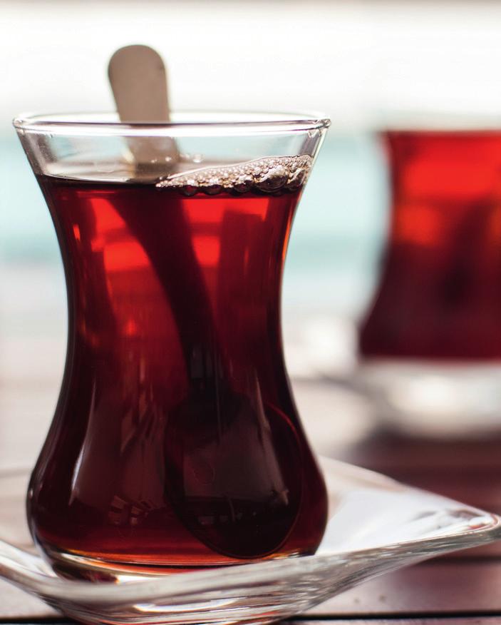 Türk usulü demleme çay lezzeti sunan Gurme çay makinesi, çay yapraklarını tam zamanında demden ayırır,
