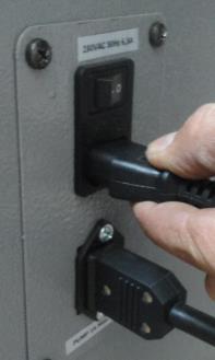 Použite šrobovák na otvorenie krytu napájania a vymeňte poistku za novú. Izbový termostat Izbový thermostat sa môže použiť na reguláciu výkonu kotla.