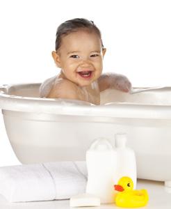 Ancak bebekleri yıkamanın pek de kolay olmadığını, bu konu hakkında aklınızda soruların uçuştuğunu biliyoruz.