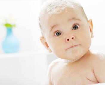 Bu yüzden işinizi biraz olsun kolaylaştırmak için bebek banyosunda dikkat etmeniz gereken, işe yarayan önerileri bu yazımızda sizin için derledik.