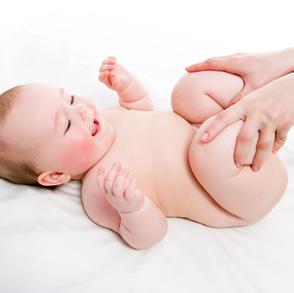 Banyo sonrasında badem yağı, zeytinyağı, bebe yağı ile onun minik bedenini ovalayarak hem bedenen hem de ruhen rahatlamasını sağlayabilirsiniz.