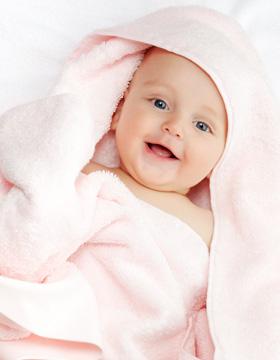 Bebeğinizin daha sağlıklı ve sorunsuz bir cilde sahip olmasını istiyorsanız banyo sonrasında pudra, krem gibi bebek ürünlerinden yararlanabilir;
