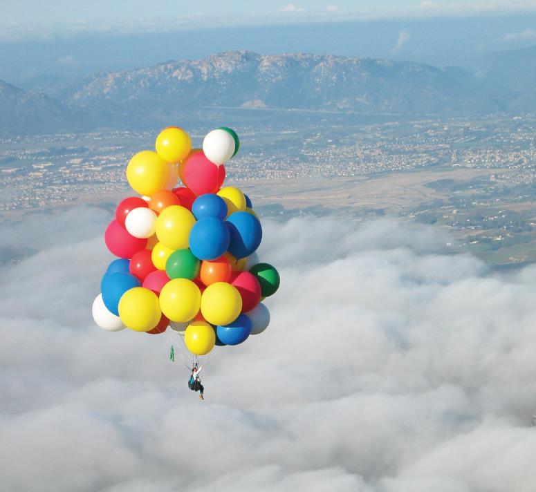 John Ninomiya, Nisan 2003 te helyum dolu 72 balonla California daki Temecula üzerinde uçarken.