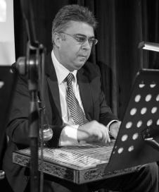 Taner Sayacıoğlu 16 Kasım 1966 tarihinde İstanbul da doğdu. İTÜ Türk Musikisi Devlet Konservatuarı ndan 1986 da mezun oldu. 1983 te, henüz öğrenci iken Devlet Korosu na katıldı.