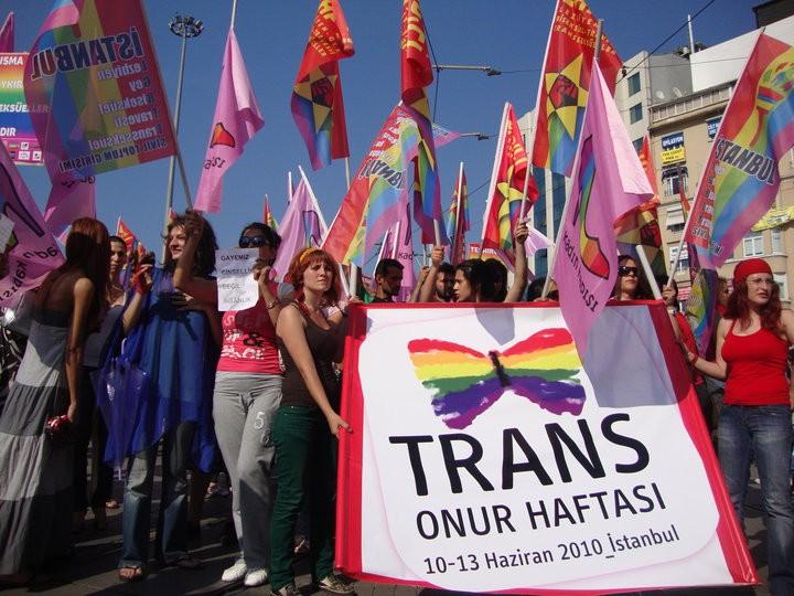 Trans Onurlu ve Türkiyeli / Proudly Transgender in Turkey 2011 Trans bireylerin uğradıkları ayrımcılık ve dışlanmanın önlenmesi amacıyla toplum içindeki imajlarının güçlendirilmesine yönelik olarak
