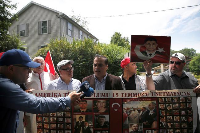 Türk Amerikan Birliği adına açıklama yapan Savaş Şahin de Gülen in bir an önce Türkiye ye iade edilmesi gerektiğini belirterek, 15 Temmuz hain darbegirişiminde şehitlerin katili olduğunu vurguladı.