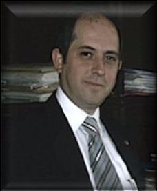 Doç. Dr. Aykut GÖKSEL 1968 yılında Uzunköprü/Edirne de doğdu. Galatasaray Lisesi nin ardından girdiği Gazi Üniversitesi İşletme Bölümünde lisans öğrenimini tamamladı.