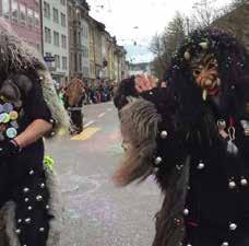 Basel Karnavalı nda, müzikli geçitler kadar, karnavalda kullanılan güncel politik dokundurmaların ve esprili mesajların ayrı bir önemi bulunuyor. Bern deki bu karnavalın kökeni 15.