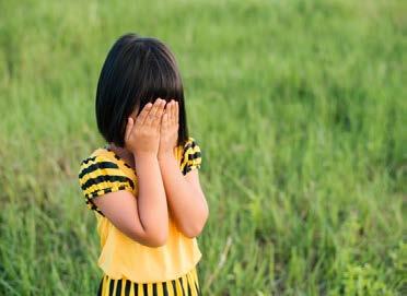 YAŞ DÖNEMİNE GÖRE KORKULAR Çocukların korkuları yaşlarına göre farklılık gösterir. 1-2 yaş arası çocukların korkularının kaynağı yüksek sesler iken, büyüdükçe daha somut korkular ortaya çıkar.