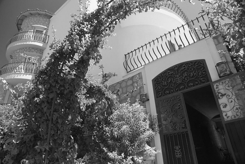 Tekst 12 Villa Aşina Aşina Sokak, özel tasarımıyla küçük otelimizin içinden geçerek, Akdenizli avlumuza ulaştırıyor sizleri.