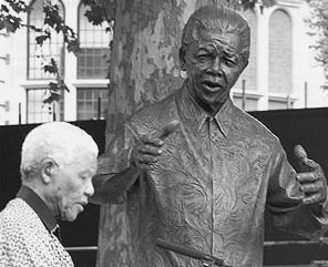 Tekst 11 1p 42 Van wie kwam het idee om een standbeeld te plaatsen? A Donald Woods B Gordon Brown C Graca Machel 1p 43 Wat moet het standbeeld volgens Mandela uitbeelden?