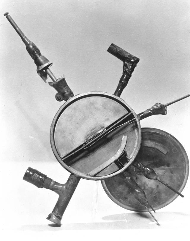 Döndürgeç (Cyclotron) İlk döndürgeç Ernest Lawrence ve öğrencisi M. Stanley Livingston tarafından geliştirildi.