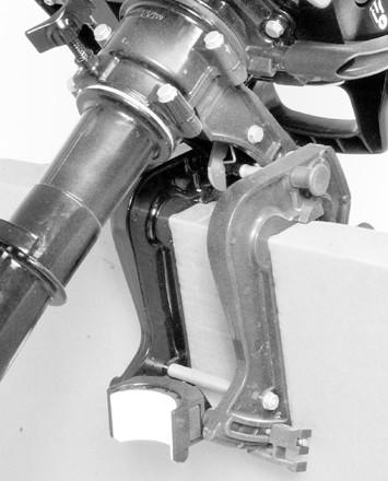 Ytırm destek pimi 19051 ÇALIŞMA KONUMUNA İNDIRME Dıştn tkmlı motoru kldırrk ytırm destek pimini çekip çıkrın. Dıştn tkmlı motoru indirin.