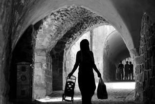 Mardin Deyince >> Mardin Deyince >> Abbaralar Eski Mardin in labirent benzeri sokakları birbirine yer yer binaların altından geçen abbara adlı geçitlerle bağlanır.
