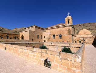 Mardin Deyince >> Mardin Deyince >> Deyrulzaferan Manastırı Yukarı Mezopotamya nın tanınmış tarihi eserlerinden ve Süryani Kadim Ortodoks Cemaati nin en önemli merkezlerinden biridir.