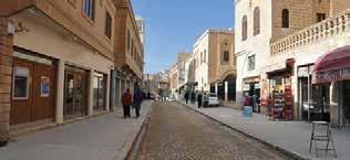 Birinci Cadde >> Birinci Cadde Gezintisi Mardin bir tepenin yamaçlarına kurulmuştur. Nüfus arttığında şehir batıya doğru genişlemiş ve Yenişehir meydana gelmiştir.