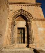 Artuklu sarayının başmühendisi olarak çalışan El Cezeri tarihte otomatik makinalarla uğraşan ilk mekanikçi olarak bilinir. Mezarı Cizre dedir.