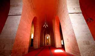 Mardin i gezerken >> Birinci Cadde altı, Mardin Bab Es Sur (Melik Mahmut) Camii 1362-1364 yılları arasında inşa edilen caminin ana mekanı ortası kubbeli, yanları beşik tonozludur.