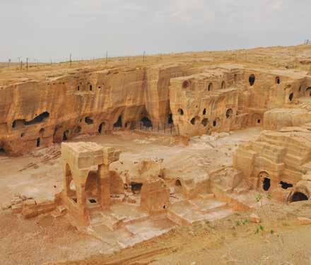 Mardin i gezerken >> Dara Harabeleri Mardin-Nusaybin yolu üzeri, Dara Köyü Yukarı Mezomopatamya nın en önemli yerleşim yerlerinden biridir. Günümüze ulaşan belgeler Dara şehrinin M.Ö. 3.