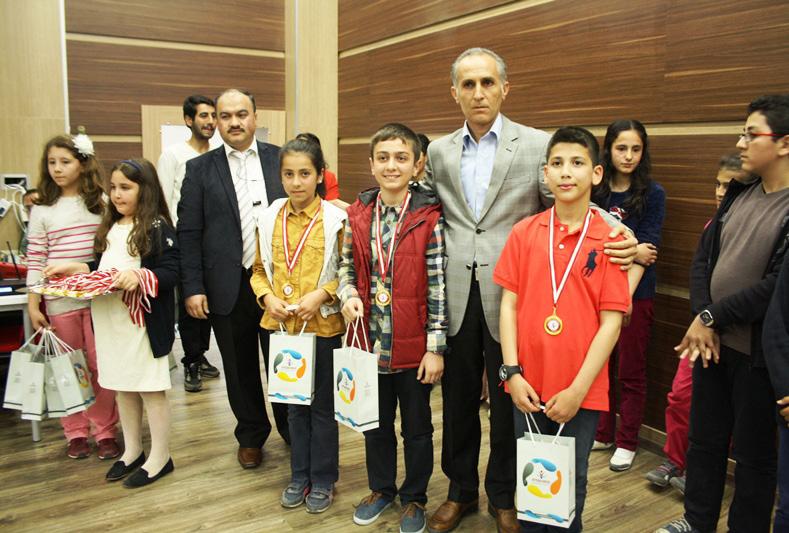 Güneş ve Okul Müdürü Mustafa Bağ tarafından verildi. Ödül töreni, Bilal Göregen in konseriyle sona erdi. Özel Aytekin Koleji Bursluluk sınavında dereceye giren öğrenciler ve okulları şöyle: 4.