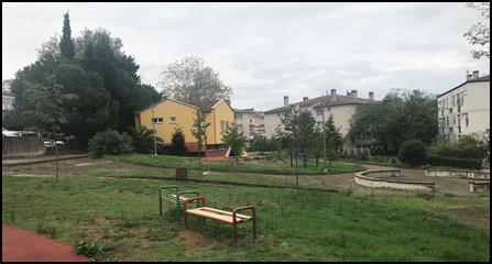 Orta Mahalle Ön Bahçesi Lojmanlar orta mahalle ön bahçesi; çalışma alanında bulunan iki çocuk parkından birinin bulunduğu, çevresindeki evlerin ortak
