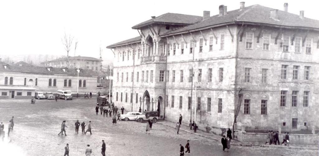 Mezkûr hükümet konağının arka cihetinde muhakim-i adliye içün dahi 25 odalı bir konağın inşasına bu sene başlanub yine bu sene içinde ikmali mukarrer bulunmuşdur (tamamlanması kararlaştırılmıştır).