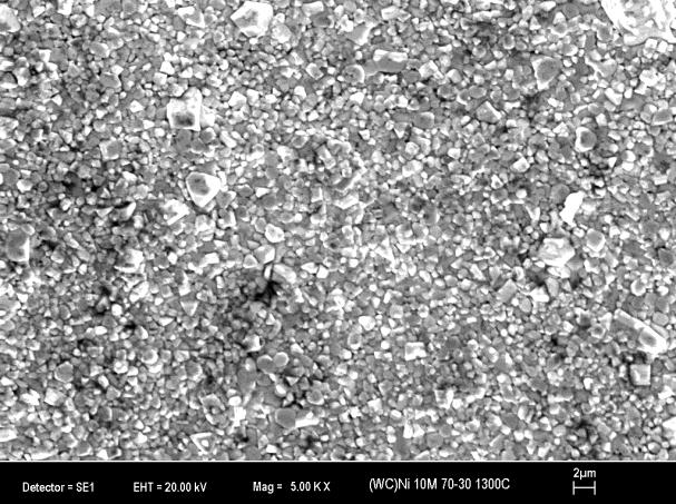 Sinterleme türü katı faz sinterlemesi ve fırın ortamı %90N+%10H 2 özel karışım gazı ile korunmuştur. b) 1300 O C, 2 µm, 3KX Resim 3. 1: %70(WC)%30Ni Kompozitinin SEM görüntüsü, III.