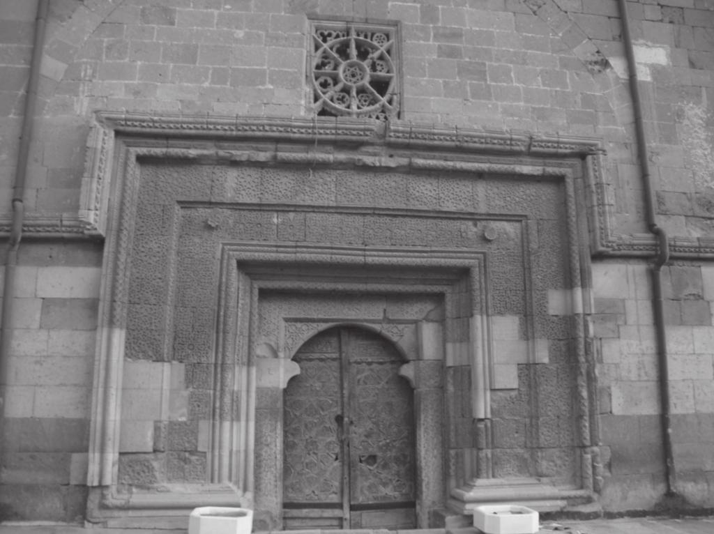 Caminin yaklaşık kuzey cephe ve doğu cepheleri ekseninde birer taç kapı ile kuzey cephenin doğusunda bir kapı ve doğu cephenin güneyine bitişik sekizgen kaideli ve