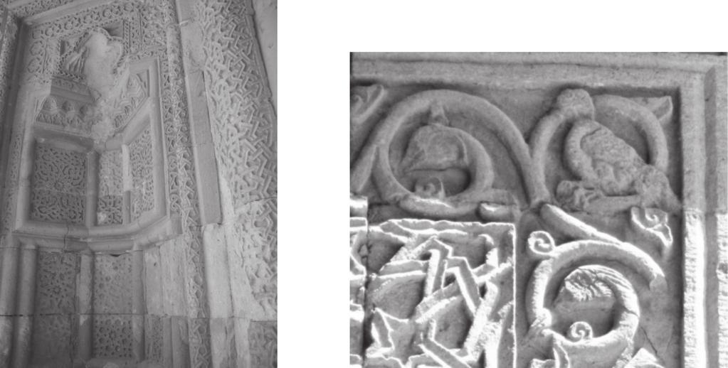 Niğde deki Türk Dönemi (13-15. Yüzyıl) Yapılarında Taç Kapı-Mihrap Tasarımı ve Bezeme İlişkisi miştir. Geçmeli taşlarla biçimlenen düz kemerli giriş kapısının yüzeyi bezemelidir.