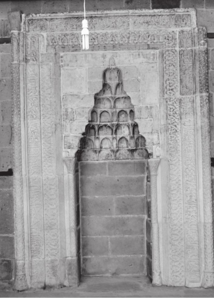Niğde deki Türk Dönemi (13-15. Yüzyıl) Yapılarında Taç Kapı-Mihrap Tasarımı ve Bezeme İlişkisi ve Karamanoğulları yapılarında yaygın, Erken Osmanlı yapılarında sınırlı örnekte yinelenmiştir.