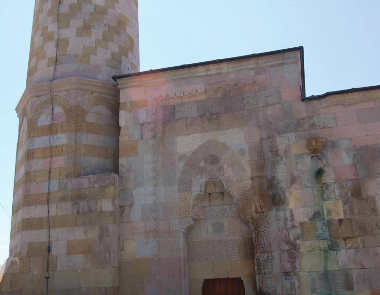 yapılardır. Niğde Alâeddin Camii Niğde Alaeddin Camii, şehrin İç Kalesi nin içinde, güneyde yer alır 3.