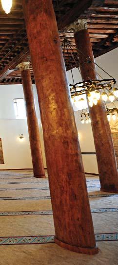Saçak kaplamaları tekrar yapılan caminin avize, mihrap, minber ve kürsüsü de restorasyon projesine uygun olarak eski özgün