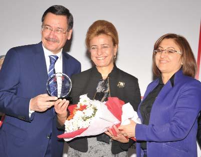 18 Haber Başkan Gökçek e Aile Bakanlığı Ödülü Nursen Turan - Nevruz Tol Türkiye ye örnek çalışmalar kapsamında Aile ve Sosyal Politikalar Bakanlığı nın pek çok projesine destek veren Ankara