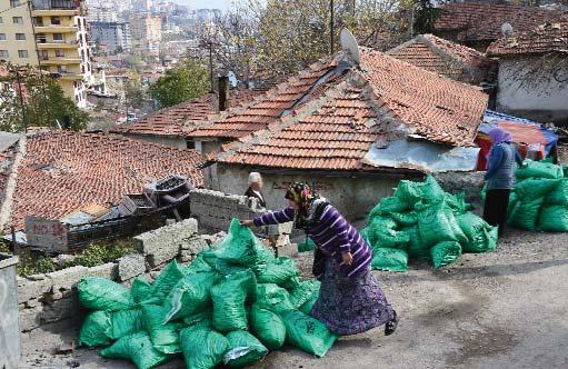 8 Haber Bu kış 110 bin aile Büyükşehir Nevruz Tol Ankara da kömürlü soba ile kışı geçirmeye hazırlanan dar gelirli aileler, bu yıl da ısınma derdi yaşamıyor.