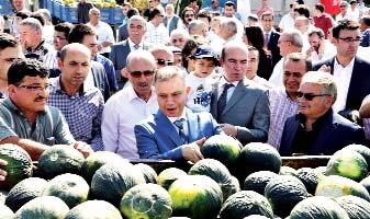 24 İlçelerimizden Kazan Kavun Pazarı açıldı F arklı lezzeti ve uzun süre dayanmasıyla öne çıkan Kazan kavunu, pazarda alıcısı ile buluştu.