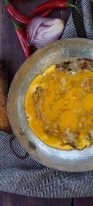Ocağı kapatın ve üzerine yumurta sarılarını dökerek iyice karıştırın. Pişen yumurtalı kızartılmış ekmek dilimlerinin üzerine paylaştırıp servis yapın.
