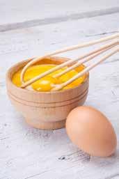 3 adet yumurtayı teker teker ilave edip mikserle çırpın. Hamurun kıvamını ayarlamak için kalan yarım su bardağı suyu azar azar ekleyerek karıştırın.