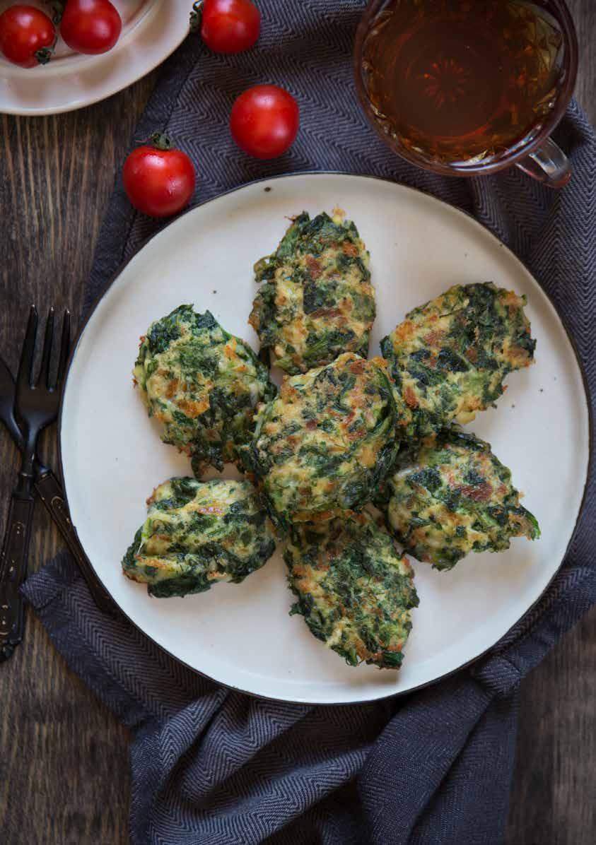 You can prepare delicious sandwiches with the vegetable patty using the following recipe. Wash spinach leaves in plenty of water and drain. Chop the dill, spinach and fresh garlic.