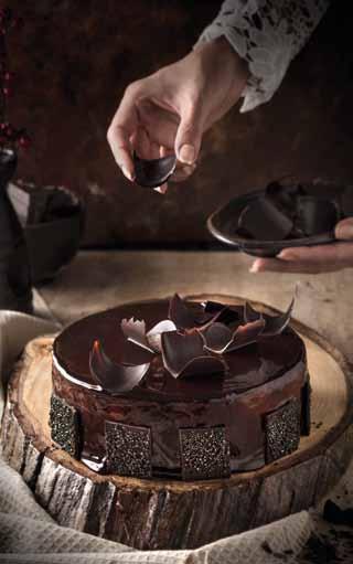 00 Kakaolu ve Antep fıstıklı özel kek katları arasında Antep fıstığı parçacıklı çikolatalı mus ve özel Özsüt Kreması. KARAORMAN FRAMBUAZ 16.