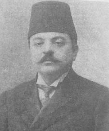 Rahmi Bey (1865-1924) İstanbul da doğdu. Dönemin Siyasal Bilgiler Fakültesi nden, yani Mekteb-i Mülkiye-i Şâhâne den mezun oldu.