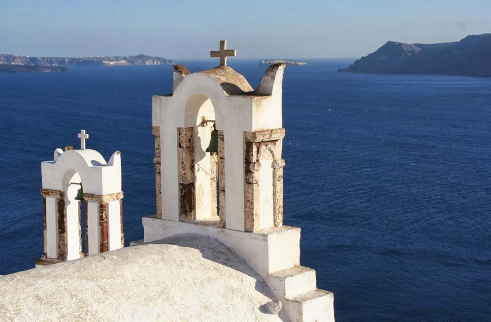 Kale adanın hemen hemen her yerinden gözükmekte olup Patmos un tarihi ve ruhani yönünü anımsatırcasına Khora ya bakmaktadır.
