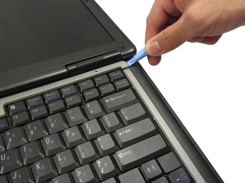 Plastik bir açılış aracı kullanarak, sekme sökerek klavye