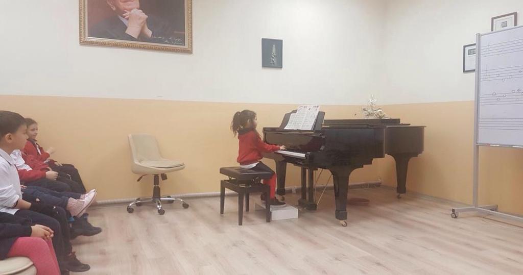 Piyano Resitali 1-D Sınıfı öğrencimiz Elif Nehir Özcan, geçtiğimiz Cuma günü arkadaşlarına minik bir piyano resitali gerçekleştirdi.