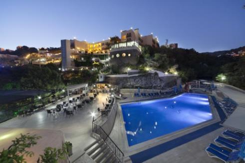 CRYSTAL HOTEL BODRUM 4* Hotel Crystal udaljen je svega nekoliko koraka od Egejskog mora. Ima vlastitu plažu, vanjski bazen i spa centar.